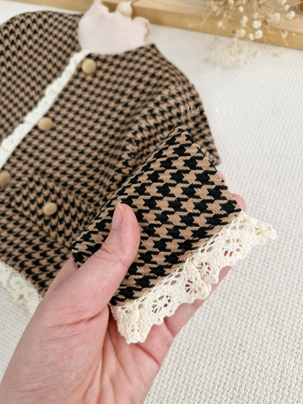 سه تیکهی کت دامن و تاپ دلین